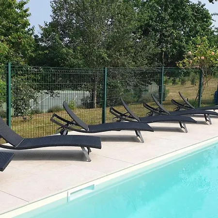 Dom wakacyjny La Sagne, Gite De Groupe, Piscine Et Tennis *